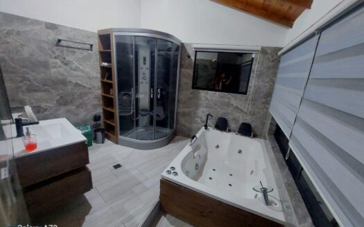 El Peñol Farm with Dock, Jacuzzis and Lake Views – MLS 258423