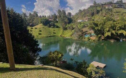 El Peñol Farm with Dock, Jacuzzis and Lake Views – MLS 258423